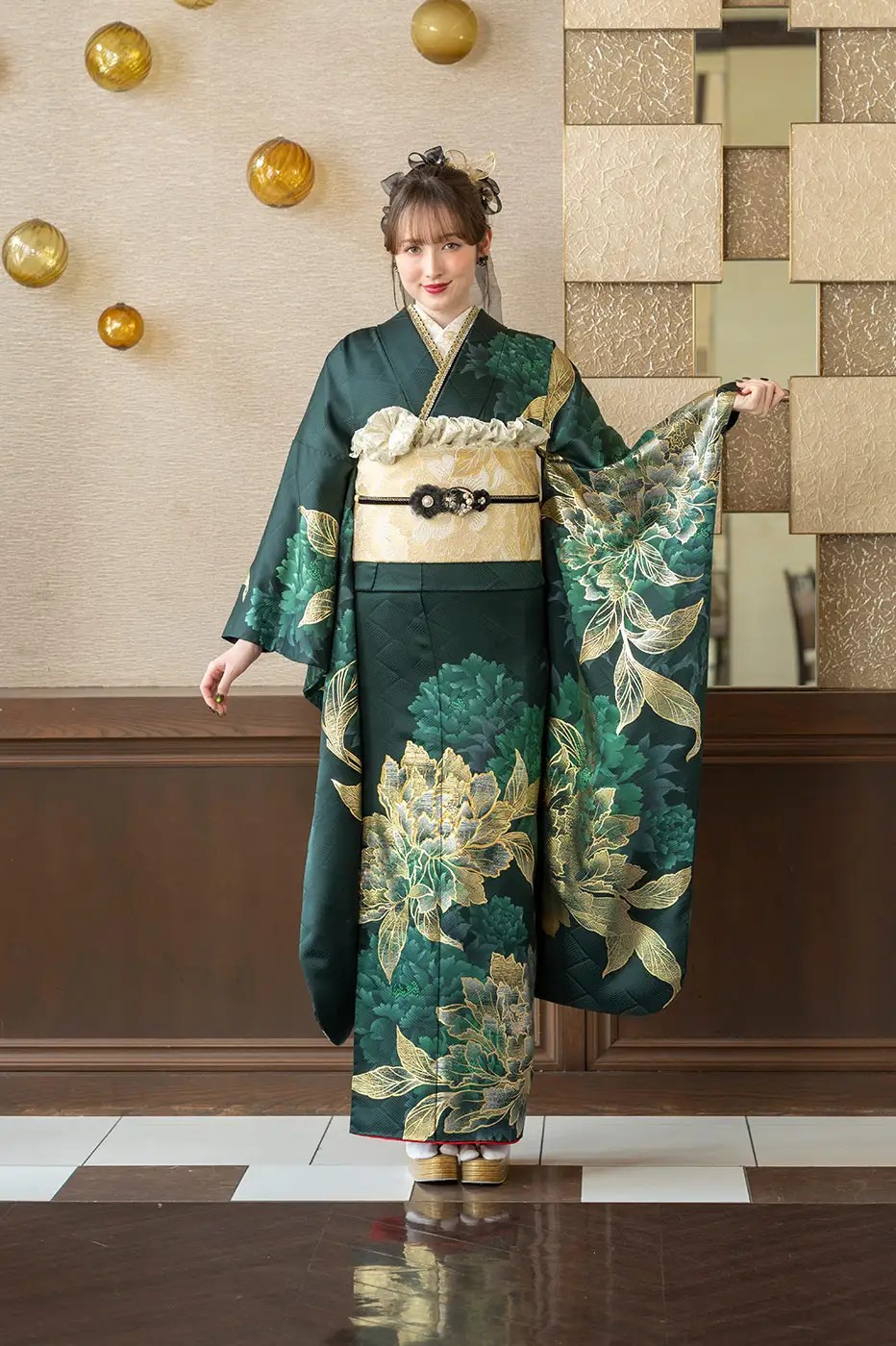 振袖全身　深緑色に金色の花
