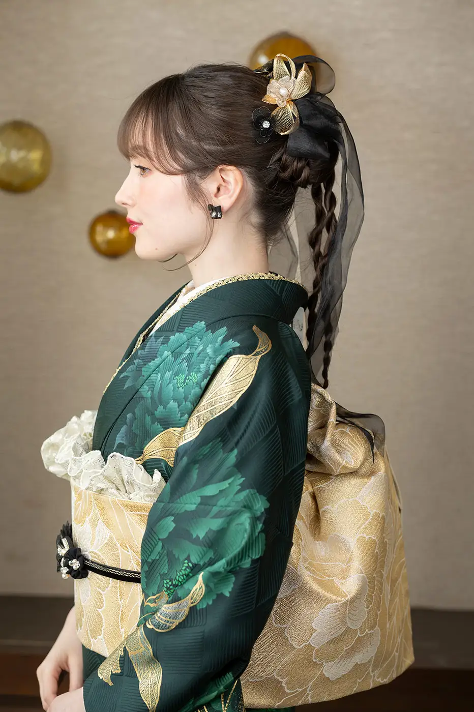 振袖上半身アップ　深緑色に金色の花