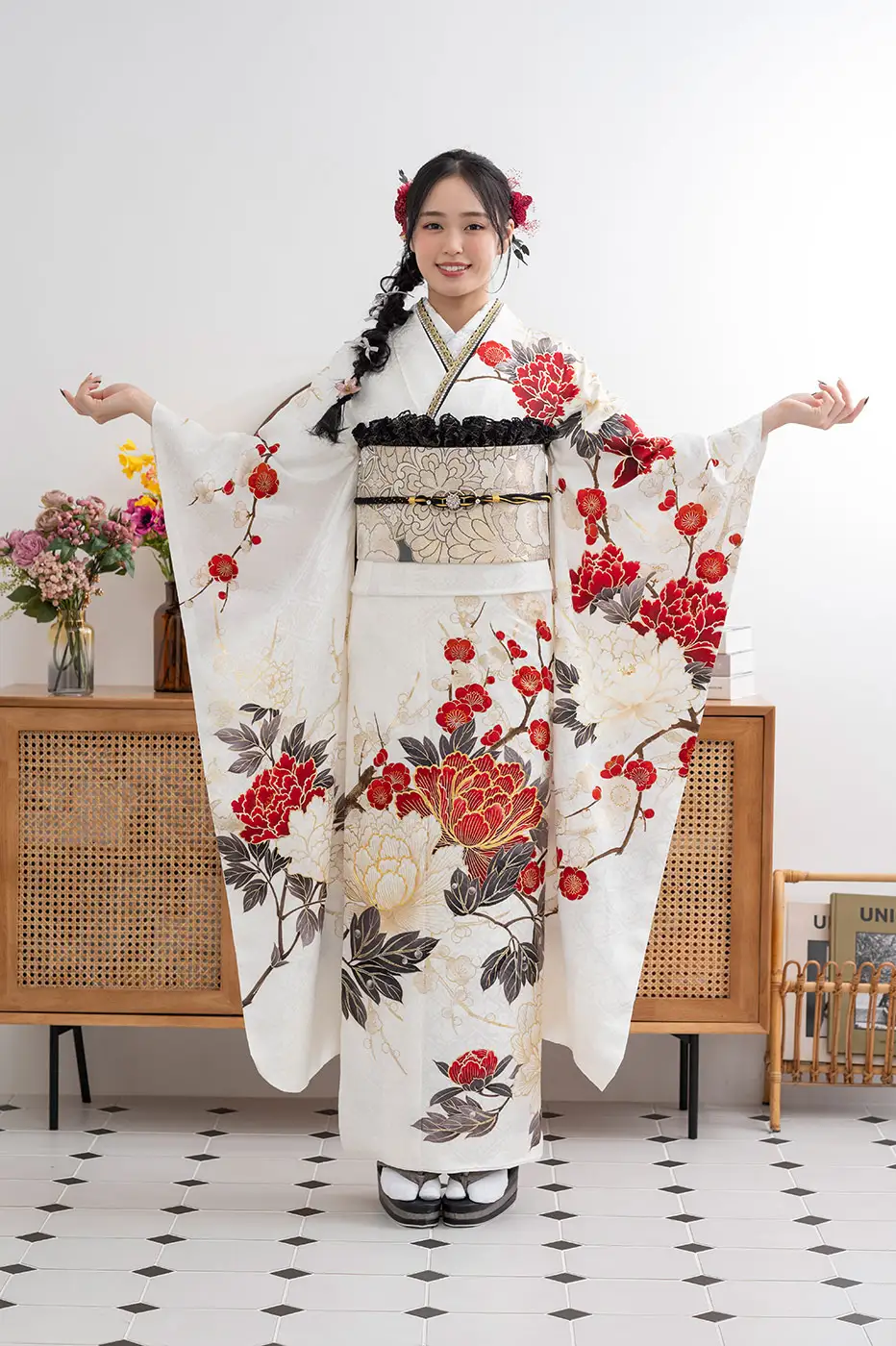 振袖全身　白地に赤い花柄