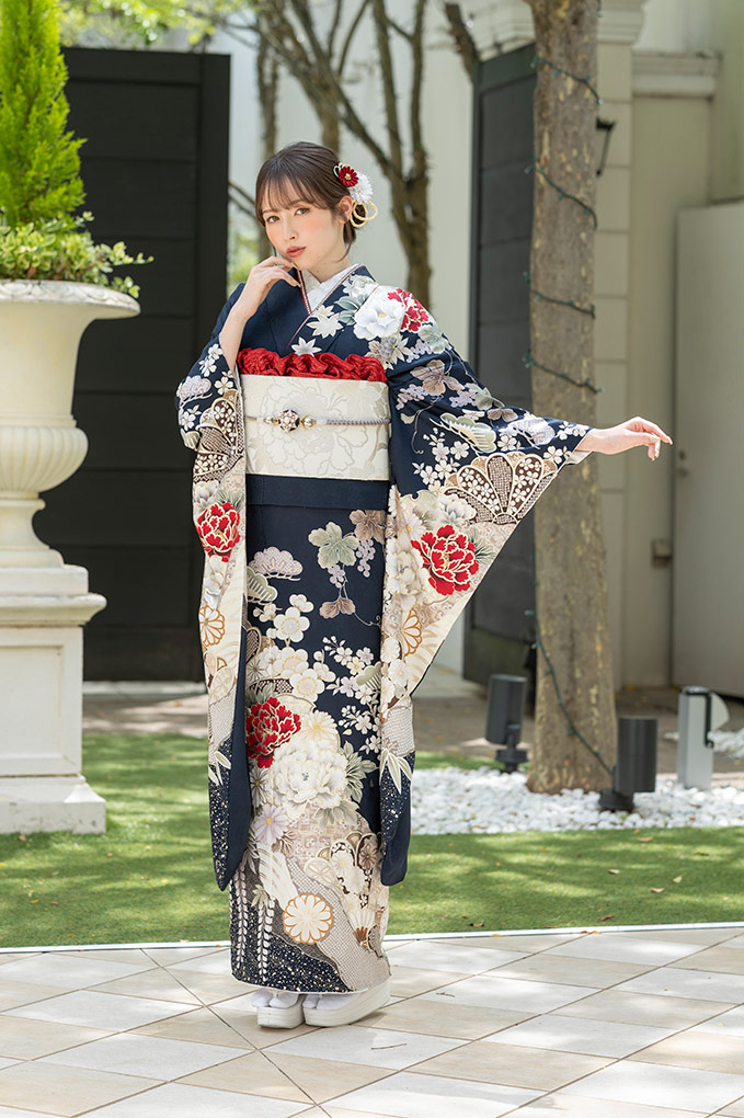 振袖全身 紺に白や赤の花