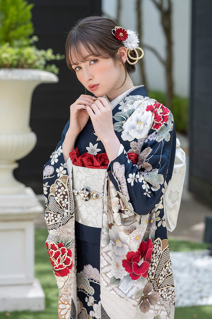振袖上半身アップ 紺に白や赤の花